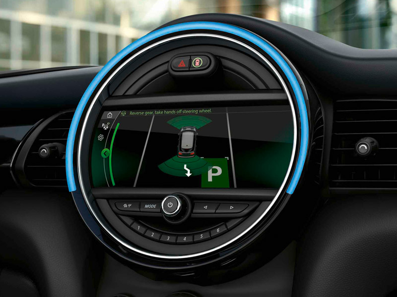 Innenansicht eines Autos mit einem runden Display, das Parkinformationen anzeigt.